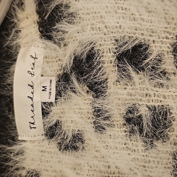 NWT Threaded Leaf Fuzzy V-Neck Cardigan w 3 Buttons, Gray & White Medium - Picture 9 of 11